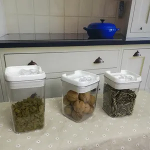 Barattoli di conservazione trasparenti in plastica con coperchio bianco per alimenti e snack