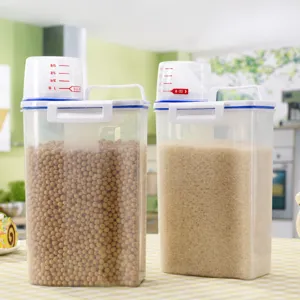Contenedor de plástico transparente para arroz y cereales con taza medidora para la cocina.