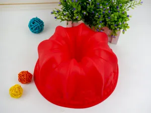 Vista detallada de un molde de silicona rojo para pasteles con diseño de lirio corona grande