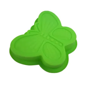 Primer plano del detalle del molde de silicona de mariposa verde con textura flexible.