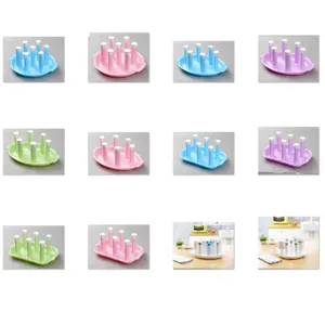 Escurridor de biberones con multiples postes y bandeja de goteo para biberones infantiles.
