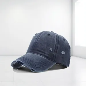 Detailansicht einer dunkelblauen gewaschenen Baumwollkappe mit abgenutztem Riss-Design