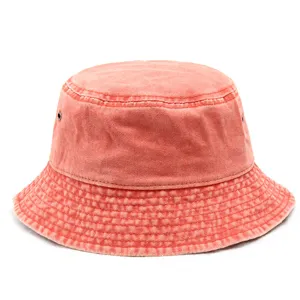 Primer plano de un sombrero de pescador de algodón lavado coral estilo vintage