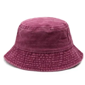 Primer plano detallado de la tela de mezclilla de algodón lavada de un gorro bob