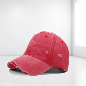 Rote verwaschene Baumwoll-Baseballkappe mit Distressed-Details und Vintage-Look