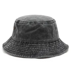 Detalle de sombrero de pescador en denim lavado oscuro con textura desgastada y costuras