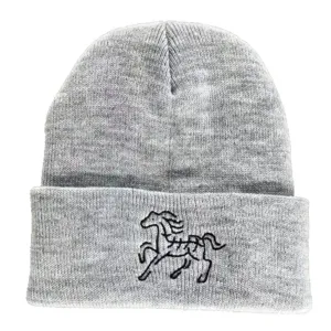 Detailansicht einer grauen Strickmütze mit minimalistischer schwarzer Pferdestickerei