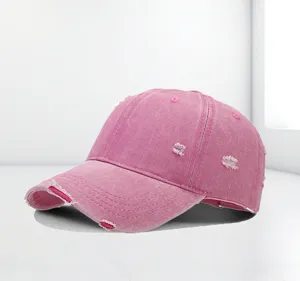 Nahaufnahme der abgenutzten rosa Baseballkappe aus Baumwolle mit Rissen