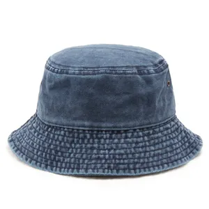 Vista detallada del sombrero de pescador en denim lavado con ojales de ventilación