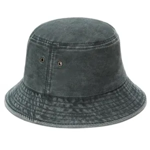 Vista detallada de la textura vintage y ojales metálicos de un gorro de pescador en denim