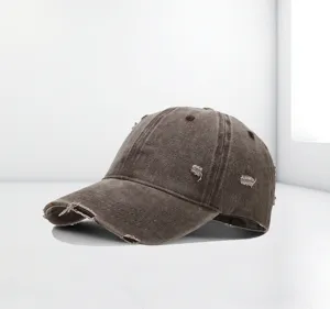 Detailansicht der Vintage-Distressed-Effekte auf einer gewaschenen Baumwollkappe