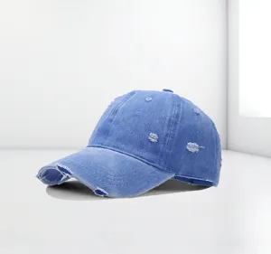 Nahaufnahme einer blauen, gewaschenen Denim-Baseballkappe im Vintage-Look mit Rissen