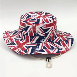 Detailansicht eines Sonnenhutes mit britischem Flaggenprint und verstellbarem Kinnriemen