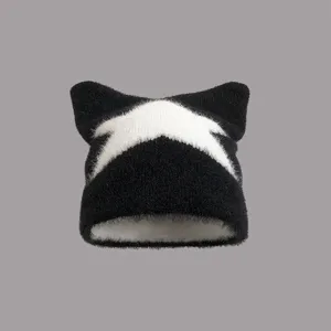 Gemütliche schwarze Strickmütze aus Kunstnerz mit weißem Stern und Katzenohren-Stil
