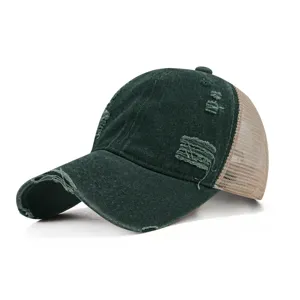 Detailansicht von dunkelgrünem Canvas und atmungsaktivem Mesh bei dieser Trucker-Mütze.