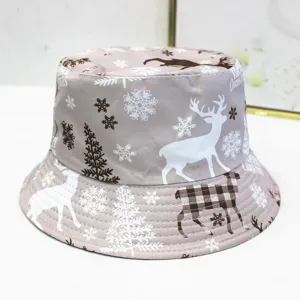 Detailansicht eines taupefarbenen Weihnachts-Fischerhuts mit Rentier- und Schneeflocken