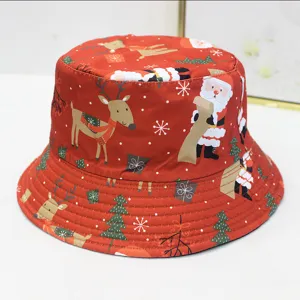 Detailansicht eines roten Weihnachtshutes mit Weihnachtsmann- und Rentier-Prints