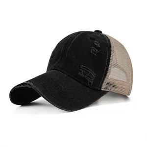 Detailansicht einer distressed schwarzen Denim- und beigen Mesh-Baseballkappe für Outdoor.