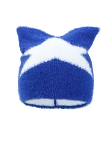 Nahaufnahme einer blauen flauschigen Strickmütze mit Katzenohren und Sternmuster