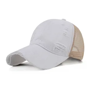 Detailansicht einer weißen Distressed-Baseballkappe mit beigem Mesh-Rücken für Outdoor-Stil.