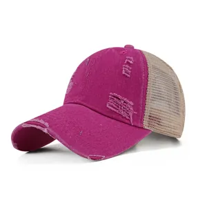 Detailansicht einer lila Mesh-Trucker-Kappe mit Distressed-Effekt im Vintage-Stil