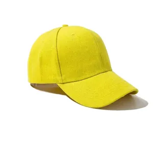 Nahaufnahme einer leuchtend gelben Baseballkappe aus Twill mit gebogenem Schirm.