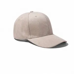 Detailaufnahme einer beigen Baseballkappe aus Baumwolltwill mit gesteppter Krempe.