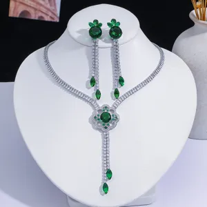 Vue détaillée de la parure de bijoux à fleurs en zircon vert émeraude et glands