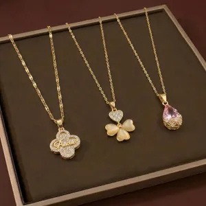 Collier Pendentif Fleur en Zirconia en Acier Titane à la Mode pour Femmes Élégant Bijou Chaîne de Clavicule Plaqué Or 18K Cadeau