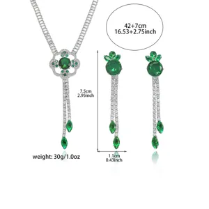 Vue détaillée de l'ensemble collier et boucles d'oreilles fleur à pompons zircon vert émeraude