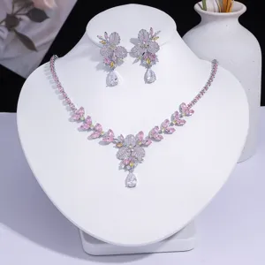 Vue détaillée de l'ensemble collier et boucles d'oreilles fleuris avec zircons
