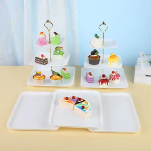 Présentoirs à gâteaux blancs à 3 étages et plateaux avec de faux cupcakes colorés