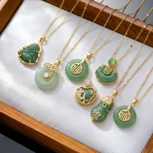 Colección de colgantes de jade sintético verde en collares dorados mostrados en bandeja