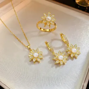 Vista detallada del conjunto de joyas de flor de perla con collar, anillo y pendientes
