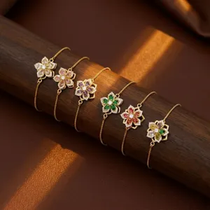 Gros plan de six bracelets fleurs rotatifs élégants avec des cristaux multicolores