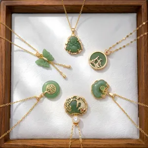 Colección de collares de estilo chino con colgantes de imitación de jade verde en una bandeja