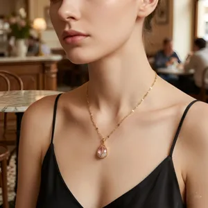 Elegante collar dorado con un colgante en forma de tulipán rosa lucido por una modelo