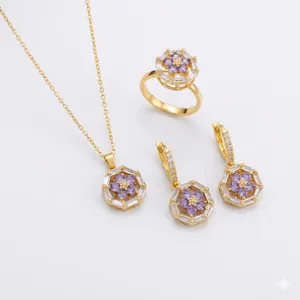 Vista detallada de un conjunto de joyas doradas con diseño floral de circonitas moradas.
