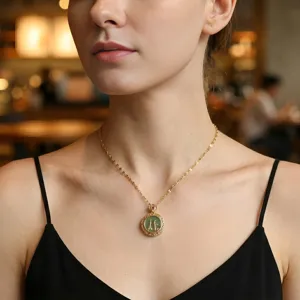 Primer plano del elegante collar de mariposa neo-chino con incrustaciones de jade