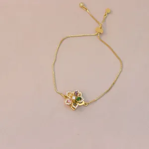 Bracelet réglable doré élégant orné d'un pendentif floral rotatif en cristaux colorés