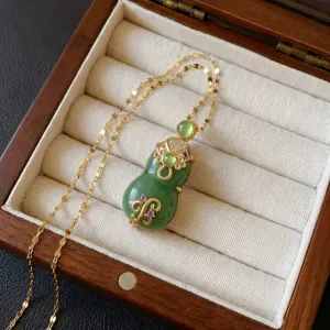 Primer plano macro de un elegante collar de jade verde en un joyero de madera de estilo retro