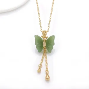 Vista detallada de un collar de mariposa dorado con alas de imitación de jade verde