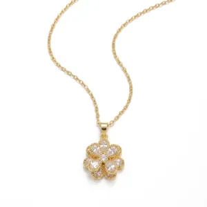 Detalle elegante del collar con colgante de flor dorada y circonitas brillantes engastadas