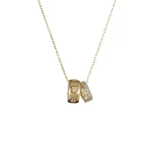 Elegante goldene Halskette mit Doppelring-Anhänger und funkelnder Zirkonia-Verzierung.
