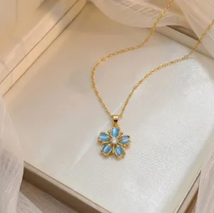 Detailansicht der drehbaren Sonnenblumen-Halskette mit blauen Blütenblättern und Zirkonia