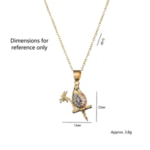 Vue détaillée montrant les dimensions du pendentif oiseau du collier en zircon
