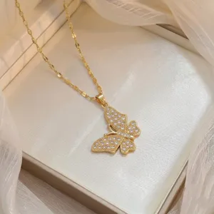 Collier papillon en acier titane doré avec de brillants zircons blancs étincelants