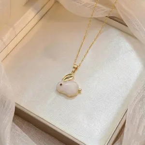 Élégant collier en acier inoxydable doré avec pendentif lapin blanc et œil en zircon rouge