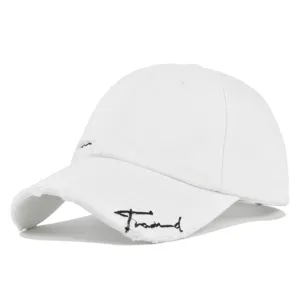 Nahaufnahme der weißen Distressed-Basecap mit schwarzem Stickdetail auf dem Schirm.