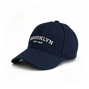 Nahaufnahme einer dunkelblauen Baseballkappe mit weißer Brooklyn-Stickerei